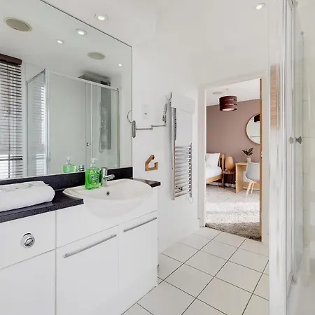 Deluxe Three Bedroom Apartment By London Excel Stays Exterior foto