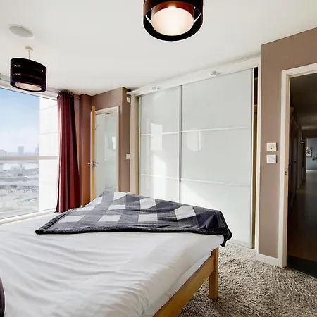 Deluxe Three Bedroom Apartment By London Excel Stays Exterior foto