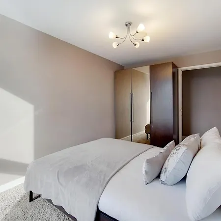 Deluxe Three Bedroom Apartment By London Excel Stays Exterior foto