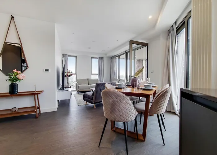 Deluxe Three Bedroom Apartment By London Excel Stays