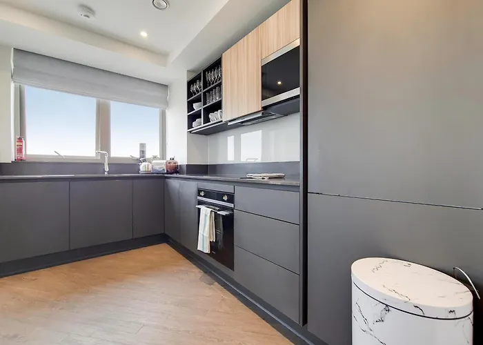 Deluxe Three Bedroom Apartment By London Excel Stays
