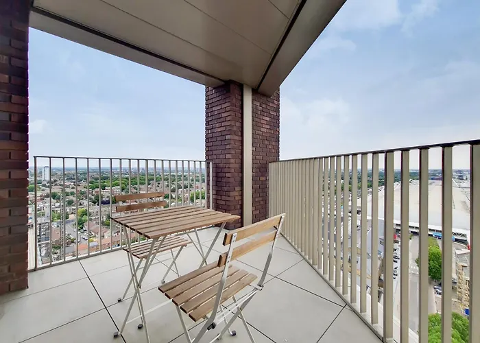Deluxe Three Bedroom Apartment By London Excel Stays
